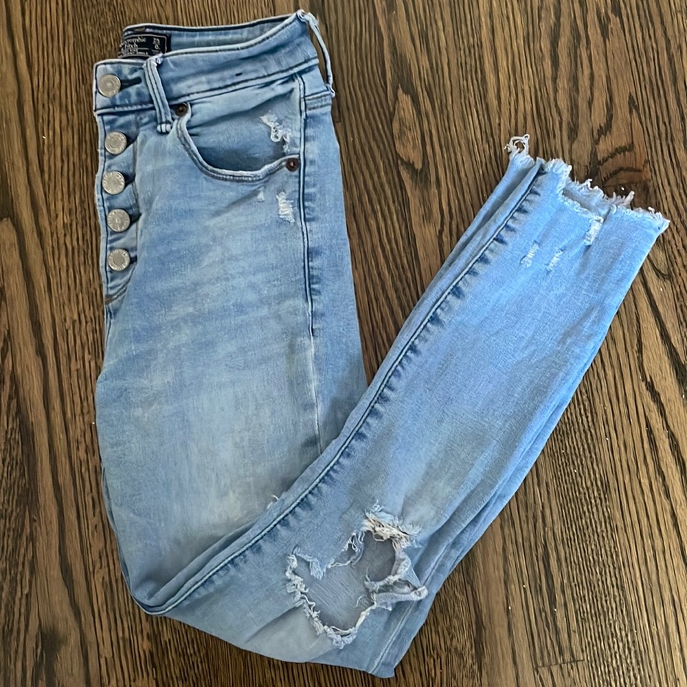 Abercrombie & Fitch Women’s Light Blue Distressed Wash Denim Size 25 / 0 Short